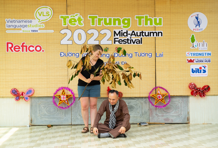 The play "Chú Cuội cung trăng" performed by VLS Students and guests at the 2022 Mid-autumn Festival Charity Trip.