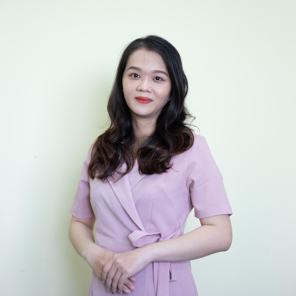 A Vietnamese language teacher at Vietnamese Language Studies (VLS)