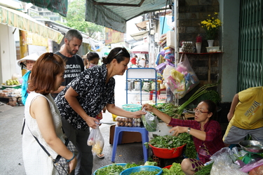 Go to a traditional market in Saigon, learn how to communicate with a local | Vietnamese emergency phrases