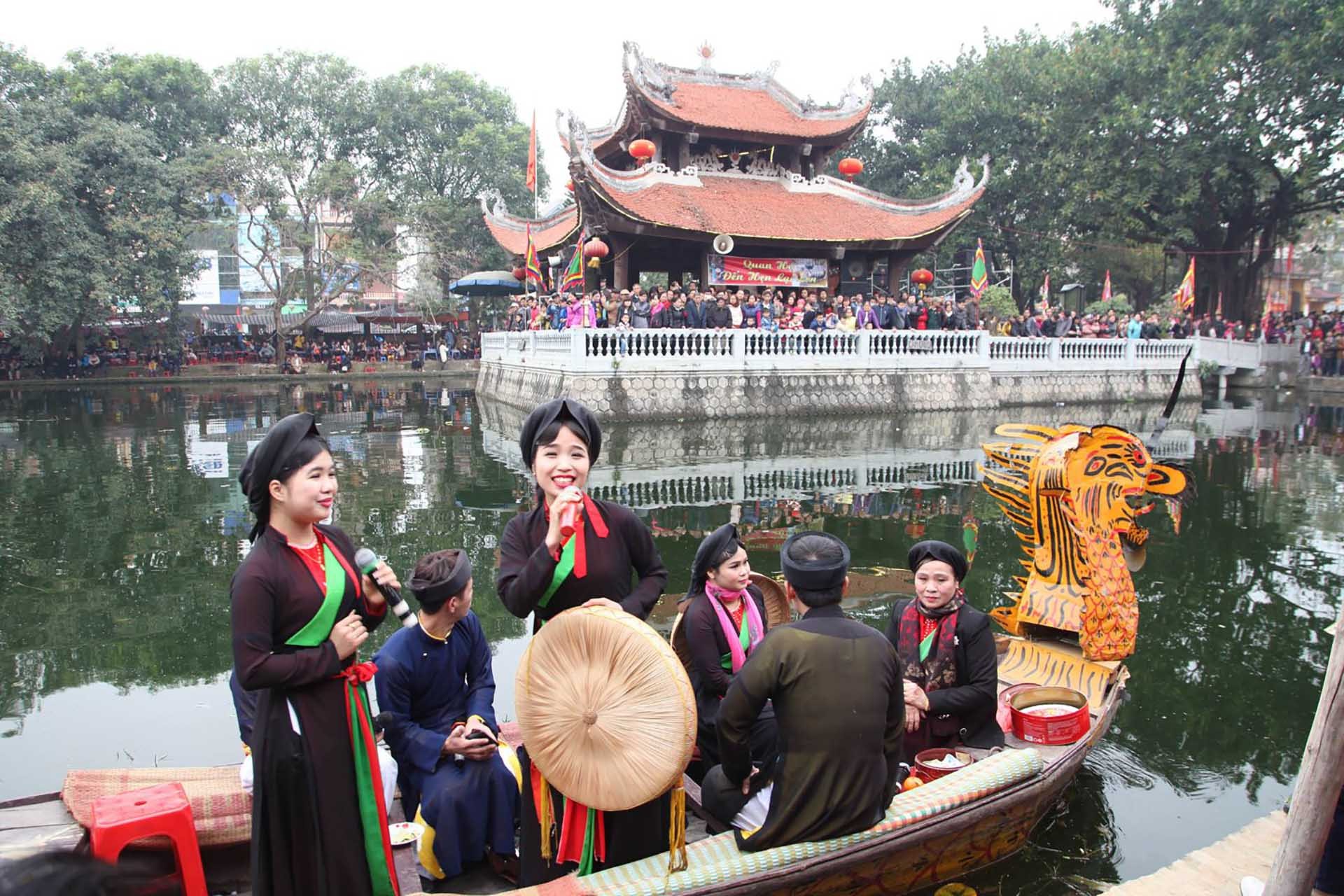 lien anh and lien chi in a Lim Festival in Bac Ninh