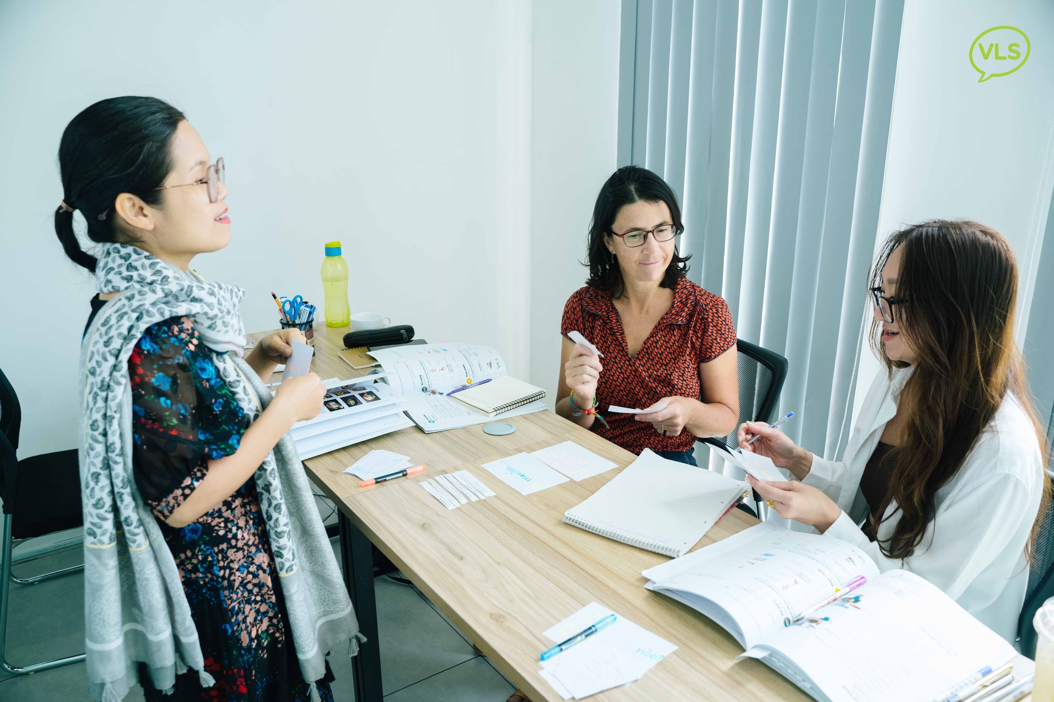 Teacher guiding students on how to learn Vietnamese pronunciation