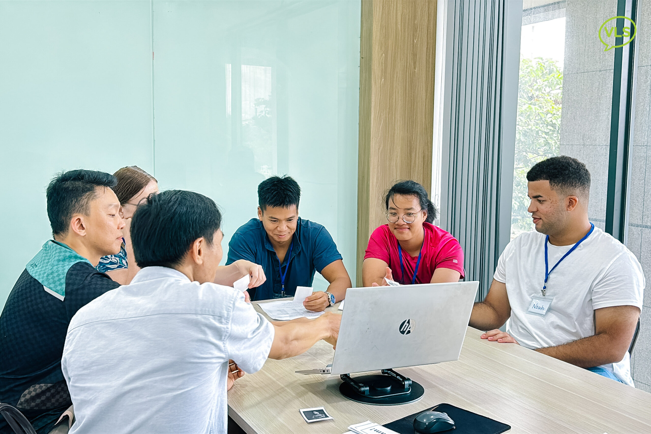 Student learning Vietnamese proverbs to speak Vietnamese naturally