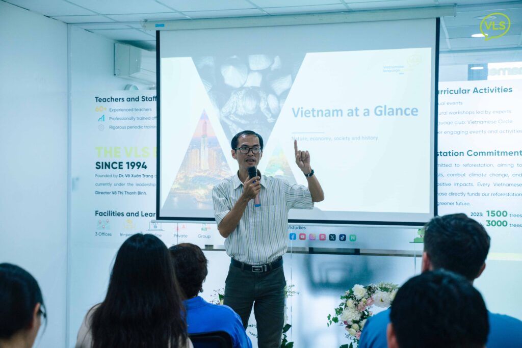 Teacher guiding students in a Vietnamese language class — learning Vietnamese through real-life conversation and cultural interaction.